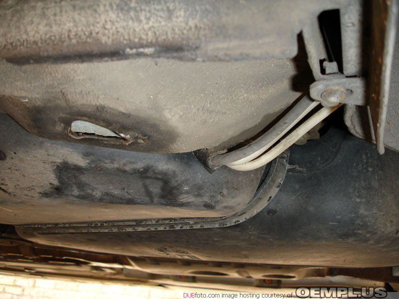 Volkswagen Phaeton Повреждения от гидравлического подъемника (задний левый угол вид снизу).jpg